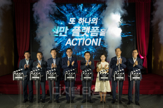 20일 서울시 중구에 위치한 농협은행 본점에서 김광수 농협금융지주회장과 이대훈 농협은행장이 행사를 마치고 임직원들과 함께 기념사진을 촬영하고 있다. 농협은행 제공